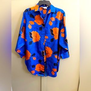 Shapely top. Size small. Barely worn vintage top